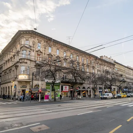 Downtown Delight - Erzsebet Blvd - 13 Ppl Apartment Budapest