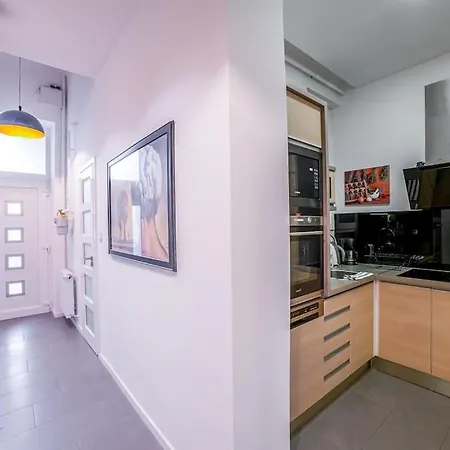4 Seasons Of Love - Luxury 3-bedroom City Apartment
