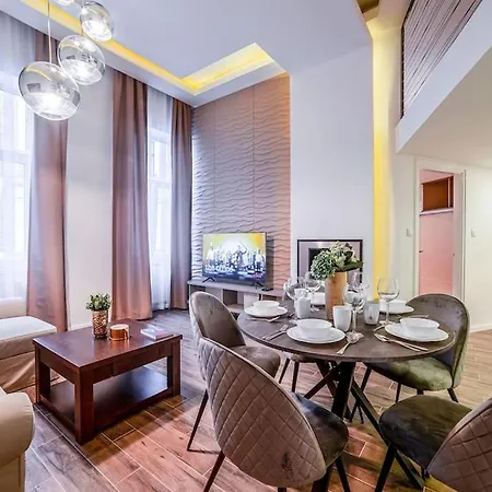 4 Seasons Of Love - Luxury 3-bedroom City Apartment