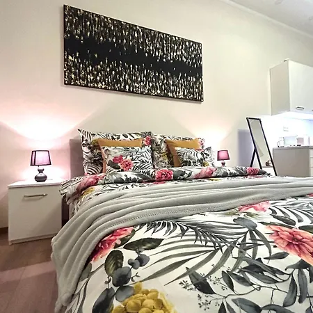 Gold Apartment *
