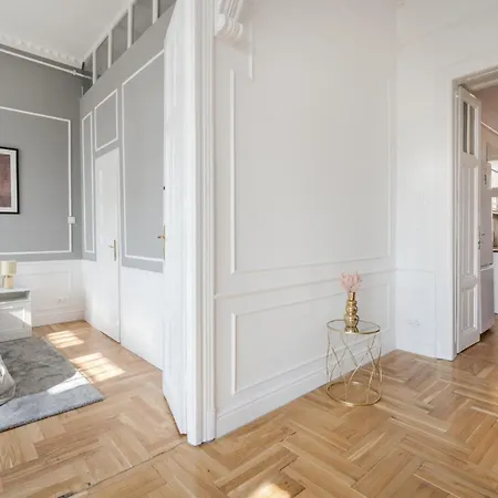 3 Bedroom Classical With A Modern Touch 2unit Apartment *