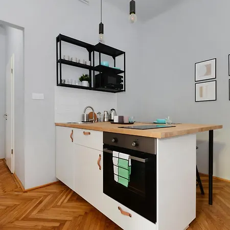 Monochrome Chic R613