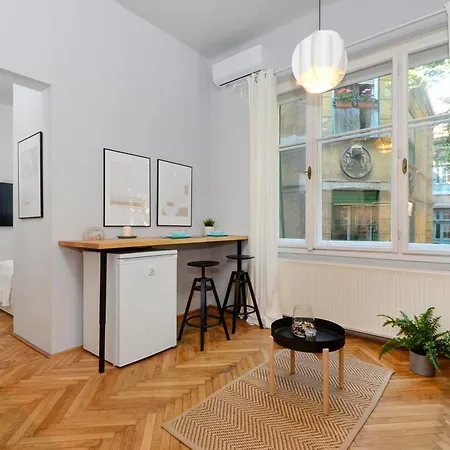 Monochrome Chic R613 Apartmán *