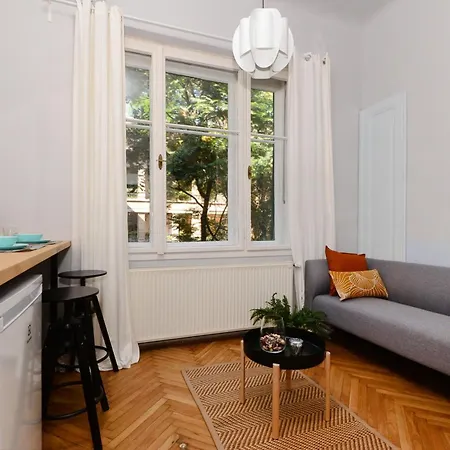 Monochrome Chic R613 * Budapešť