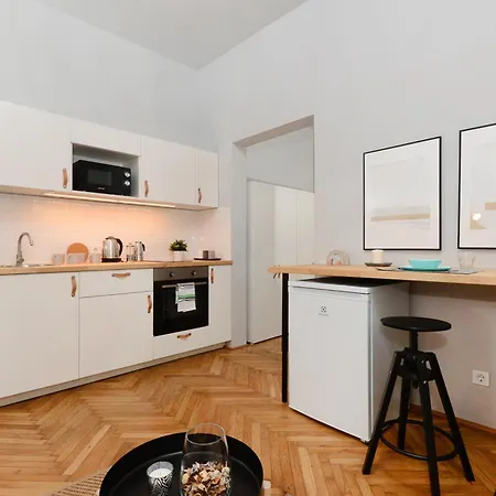 Monochrome Chic R613 * Budapešť