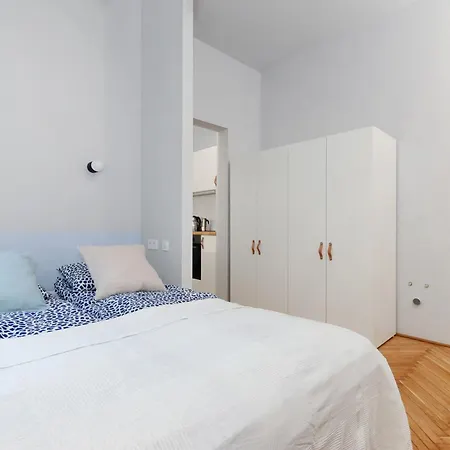 Monochrome Chic R613 Budapešť
