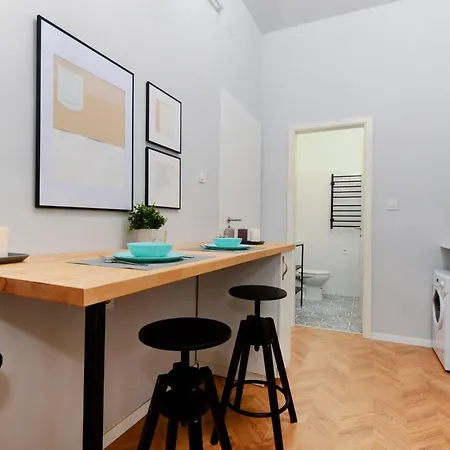Monochrome Chic R613 Apartmán *