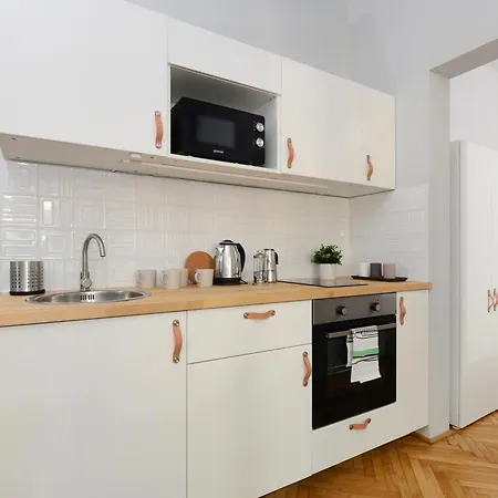 Monochrome Chic R613 Apartmán