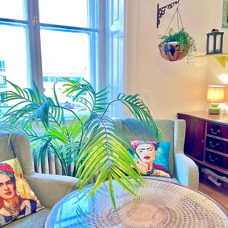 Arty Studio Flat At Center Apartment