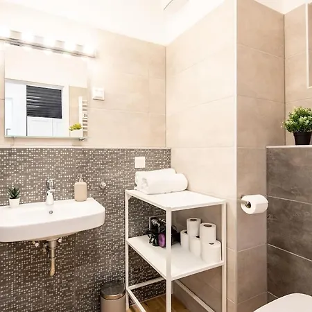 Apartament Marone 209 ~ Ac/balcony/indoor Parking *
