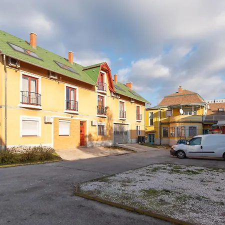 R Apartman