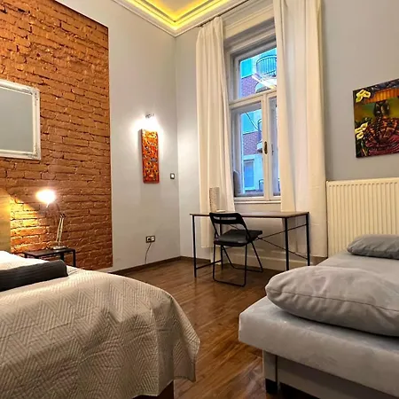 V6 By Small Apartment *