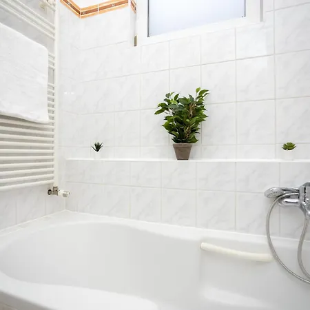 Apartment Beautiful Large F27 *