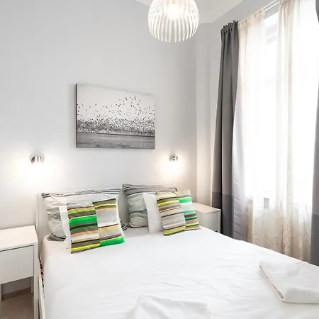 Luxury With Spacious Livingroom At Opera House Apartment *