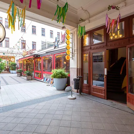 Global Living - Downtown Cozy In The Gozsdu Garden Budapest