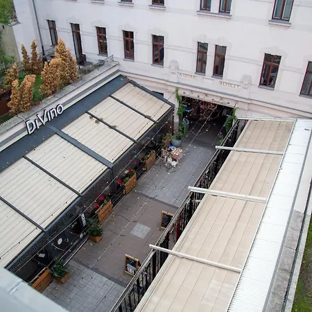 Global Living - Downtown Cozy In The Gozsdu Garden Apartment Budapest