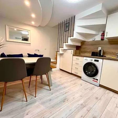 Cozy 2 Bedrooms At Center Apartment *