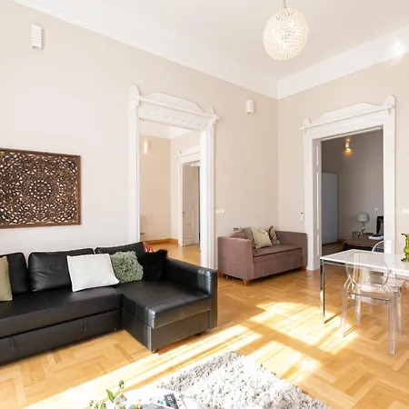 Appartamento Bakats Ter With Balcony Overlooking Church Square