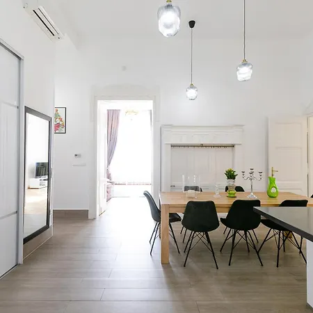 Appartamento Bakats Ter With Balcony Overlooking Church Square Budapest