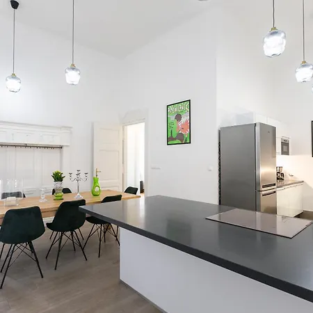 Bakats Ter With Balcony Overlooking Church Square Appartamento Budapest