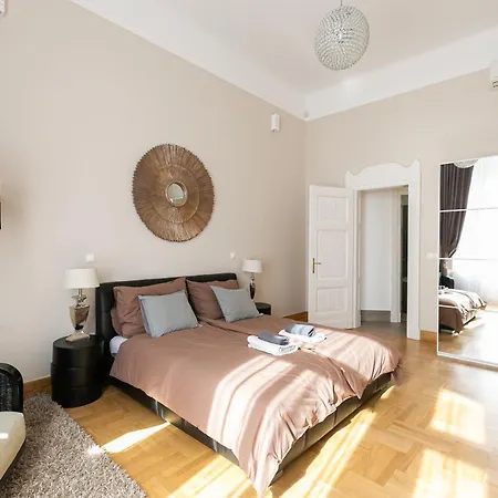 Bakats Ter With Balcony Overlooking Church Square Appartamento Budapest