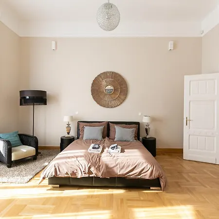 Appartamento Bakats Ter With Balcony Overlooking Church Square *