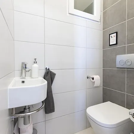 Appartamento Bakats Ter With Balcony Overlooking Church Square *