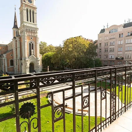 Bakats Ter With Balcony Overlooking Church Square Appartamento Budapest