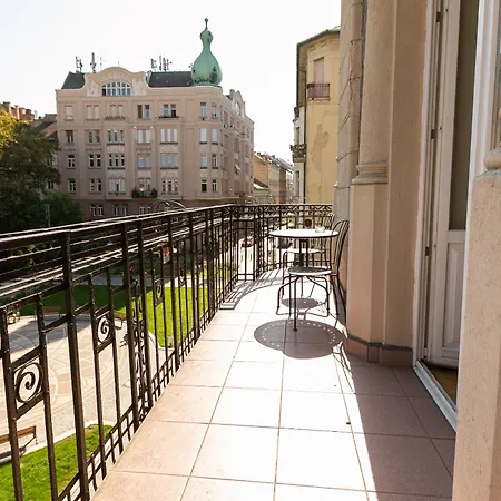 Bakats Ter With Balcony Overlooking Church Square Appartamento Budapest
