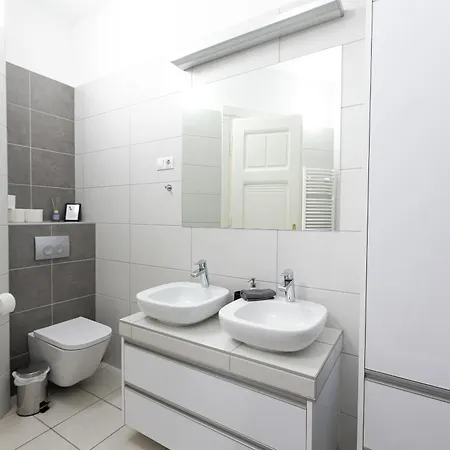Bakats Ter With Balcony Overlooking Church Square Appartamento Budapest