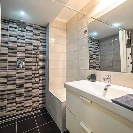 Global Living - Dazzling Dob Dwelling Apartment