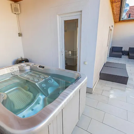 Modern Penthouse Private Terrace Jacuzzi Apartment *