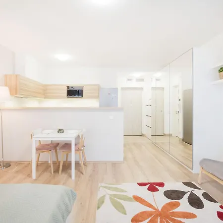 The Chic Crib With Balcony Apartamento *