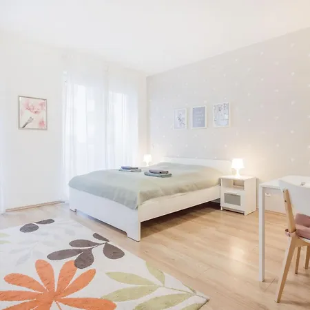 Apartment The Chic Crib With Balcony *
