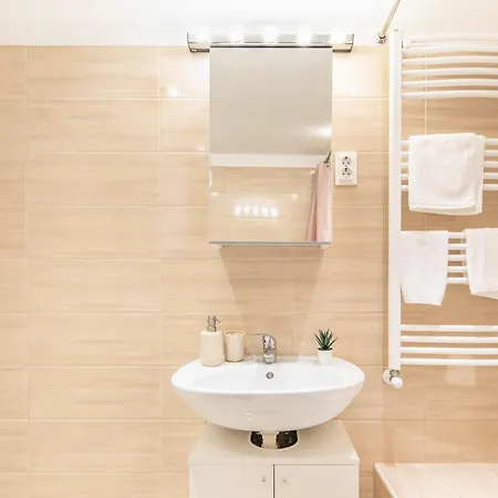 Apartment And Cute With 3 And Ac Budapest