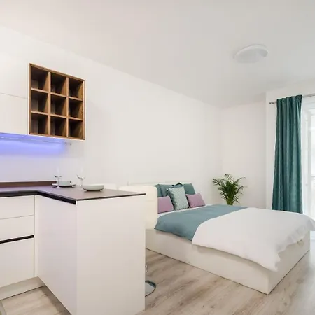 Comfort Court - Free Parking, Balcony *