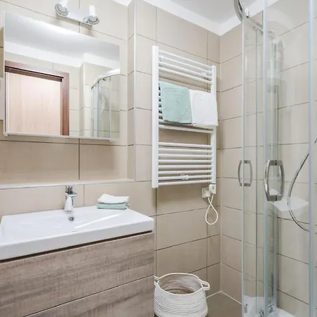 Comfort Court - Free Parking, Balcony Apartment *