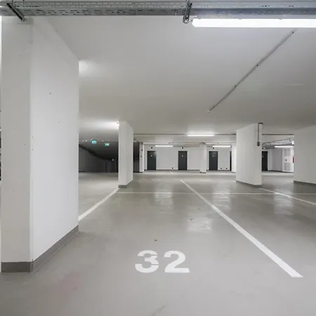 Comfort Court - Free Parking, Balcony Apartment *
