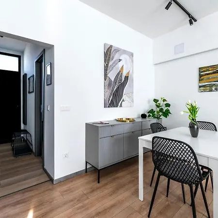 King's Golden Flat Apartment *