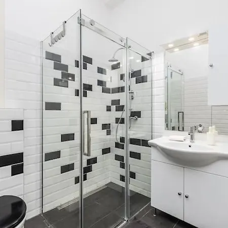 Bold Base Apartment