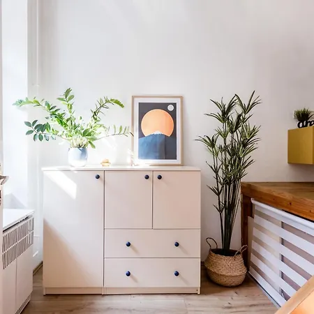 Artistic In Centre Apartment