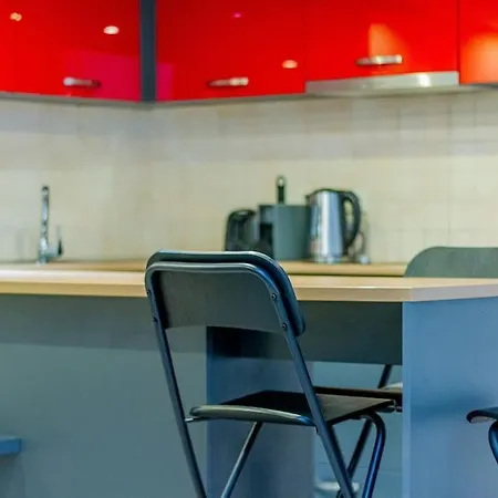 Apartment Colorful Cityscape Retreat By Nw