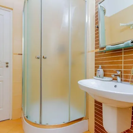Colorful Cityscape Retreat By Nw Apartment