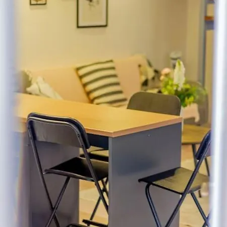 Apartment Colorful Cityscape Retreat By Nw