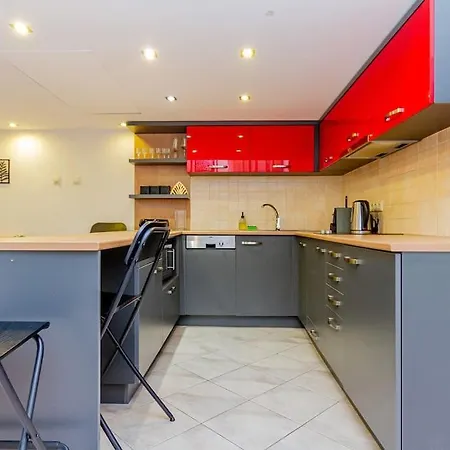 Apartment Colorful Cityscape Retreat By Nw