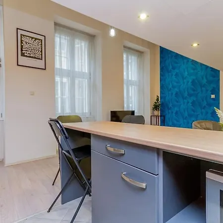 Colorful Cityscape Retreat By Nw Apartment