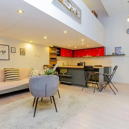 Colorful Cityscape Retreat By Nw Budapest