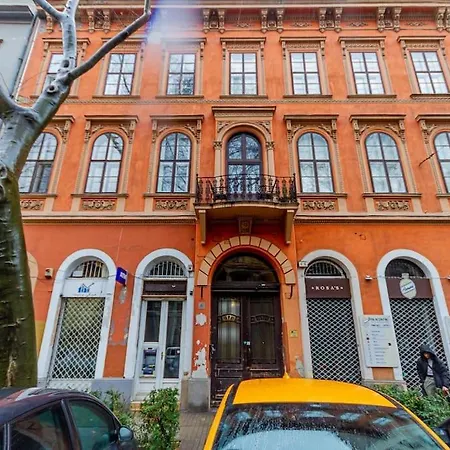 Apartment Colorful Cityscape Retreat By Nw Budapest