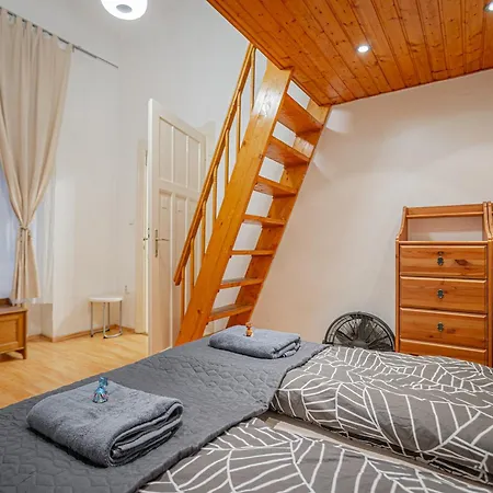 Apartment Jackquaters Silver *