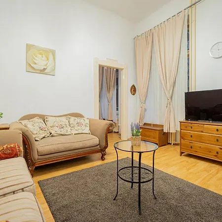Jackquaters Silver Apartment